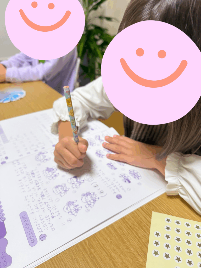 小学生が算数の勉強をしている